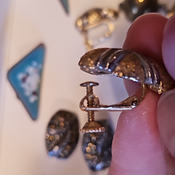 LOT of vintage screw back and clip on earrings - Picture 6 of 8
